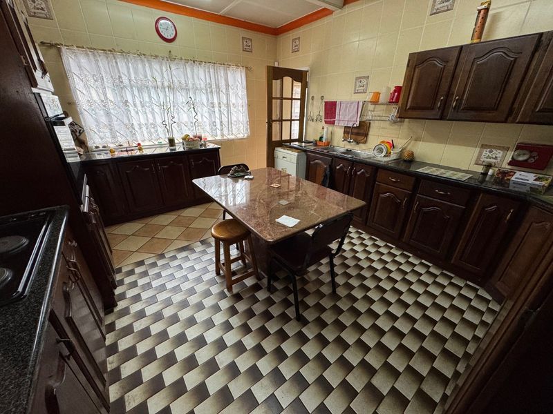 Elegant 3-Bedroom Family Home with Staff Quarters and Ample Parking - Photo 7