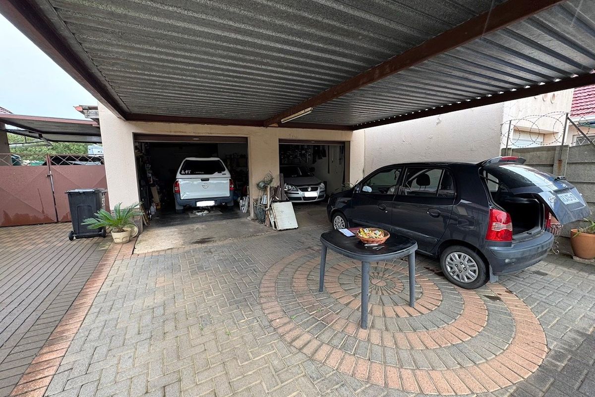 Elegant 3-Bedroom Family Home with Staff Quarters and Ample Parking - Photo 2