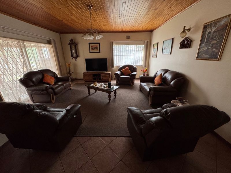 Elegant 3-Bedroom Family Home with Staff Quarters and Ample Parking - Photo 4