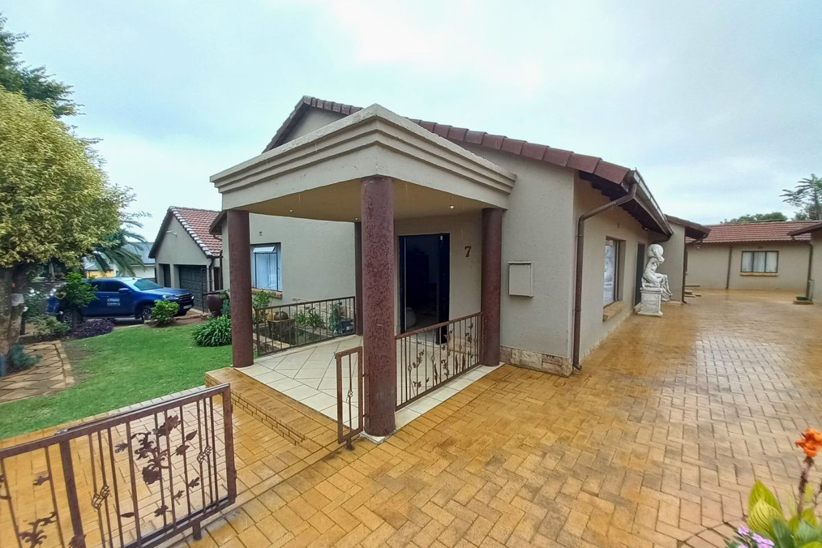 Gorgeous and Spacious Family Home Offering Exceptional Comfort, Versatility, and Endless Possibilities - Photo 2