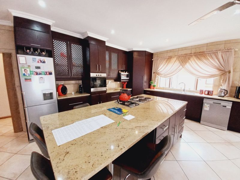 Gorgeous and Spacious Family Home Offering Exceptional Comfort, Versatility, and Endless Possibilities - Photo 10