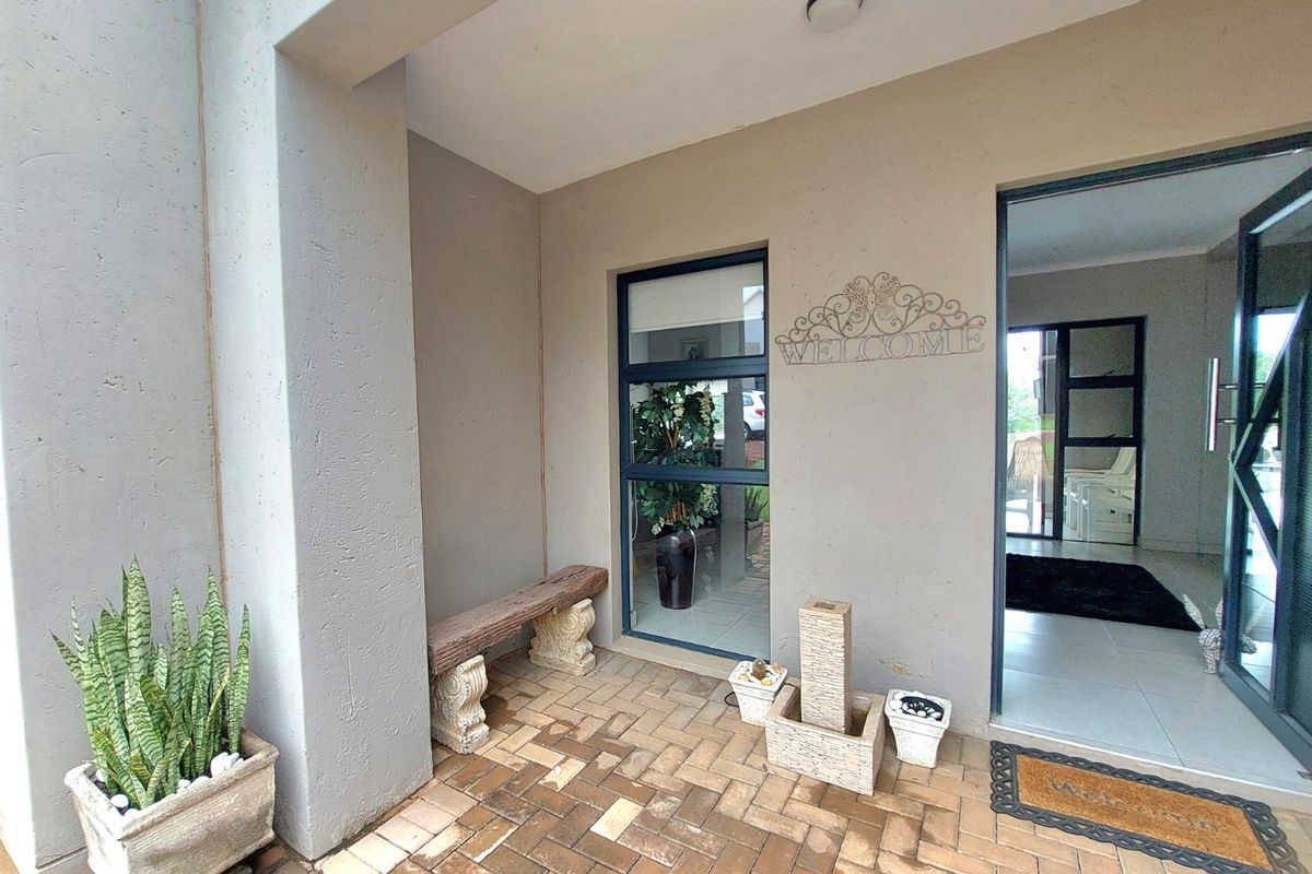 Modern Townhouse in Sought-After Estate near Hartbeespoort  - Photo 3