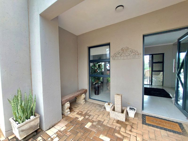 Modern Townhouse in Sought-After Estate near Hartbeespoort  - Photo 3