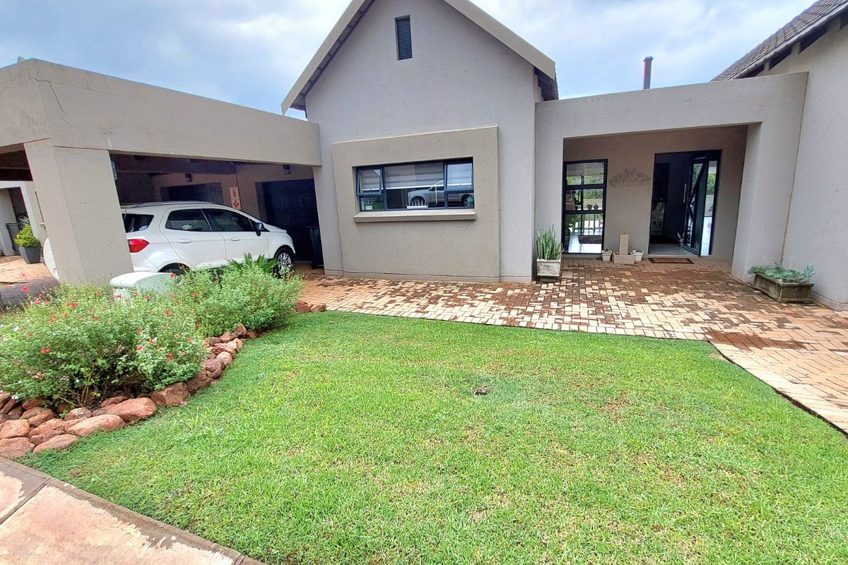 Modern Townhouse in Sought-After Estate near Hartbeespoort  - Photo 2