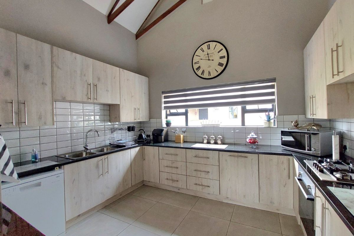 Modern Townhouse in Sought-After Estate near Hartbeespoort  - Photo 4