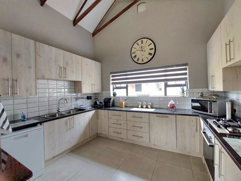 Modern Townhouse in Sought-After Estate near Hartbeespoort  - Photo 4