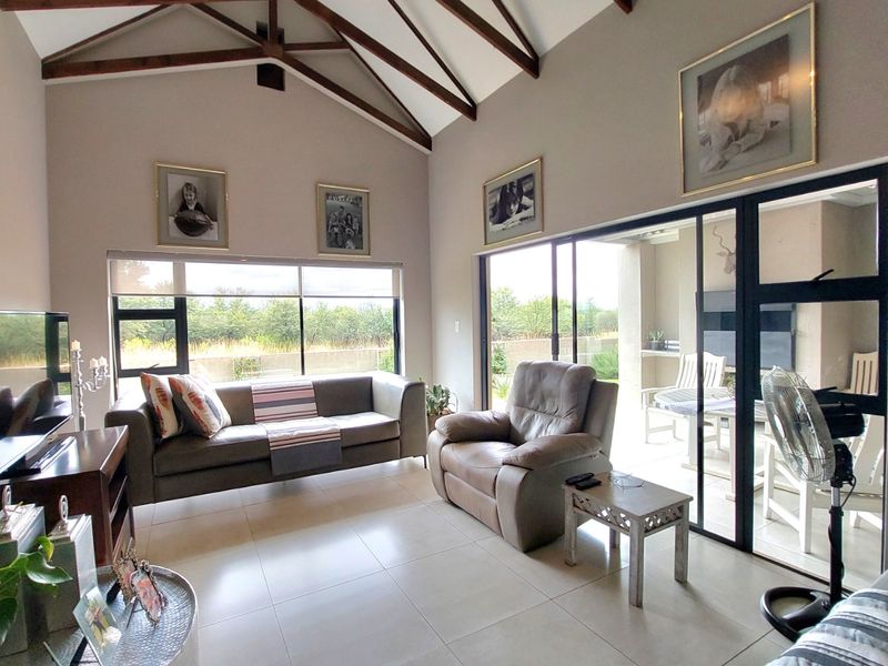 Modern Townhouse in Sought-After Estate near Hartbeespoort  - Photo 10