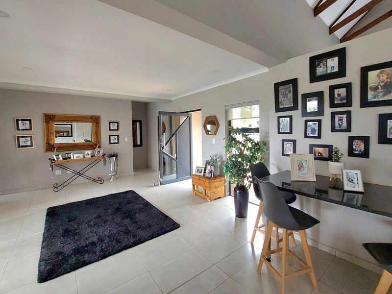 Modern Townhouse in Sought-After Estate near Hartbeespoort  - Photo 8