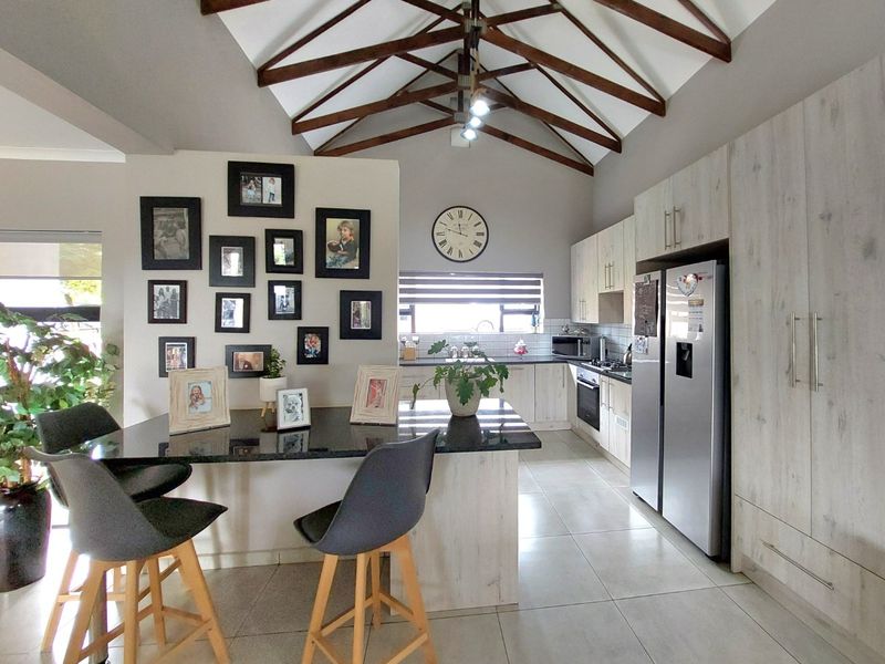 Modern Townhouse in Sought-After Estate near Hartbeespoort  - Photo 7