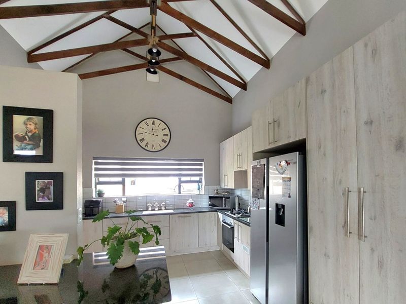 Modern Townhouse in Sought-After Estate near Hartbeespoort  - Photo 6