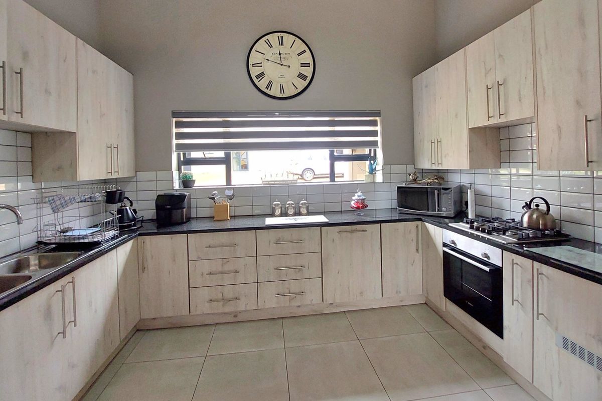 Modern Townhouse in Sought-After Estate near Hartbeespoort  - Photo 5