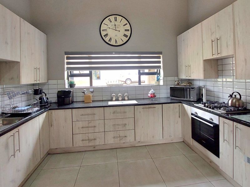 Modern Townhouse in Sought-After Estate near Hartbeespoort  - Photo 5