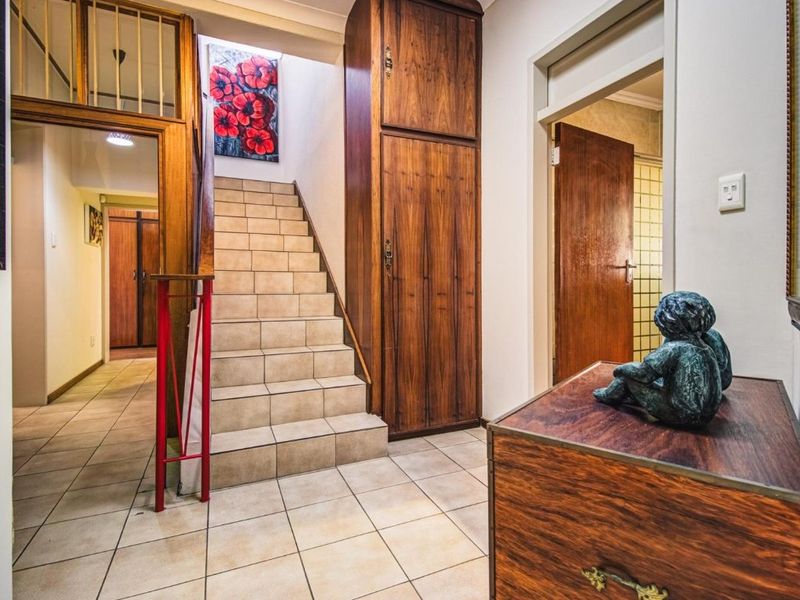 The Perfect 5 Bedroom Family Home - Designed for Every Need - Photo 2