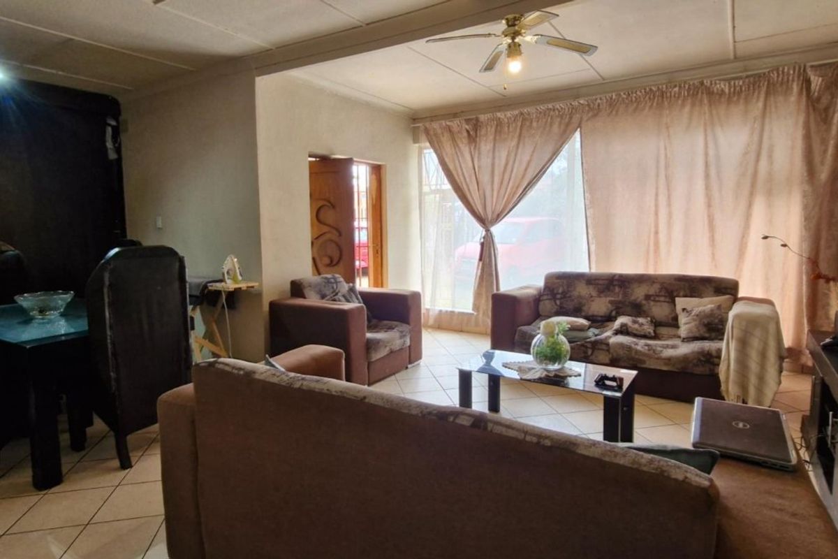 Huge 4 Bedroom Home with 3 Flat lets - renting out for R22 000. - Photo 3