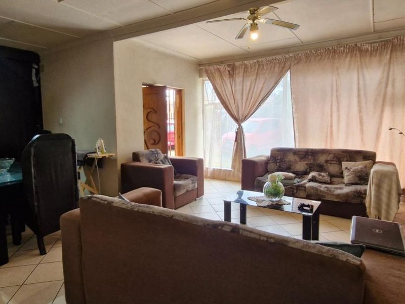 Huge 4 Bedroom Home with 3 Flat lets - renting out for R22 000. - Photo 3