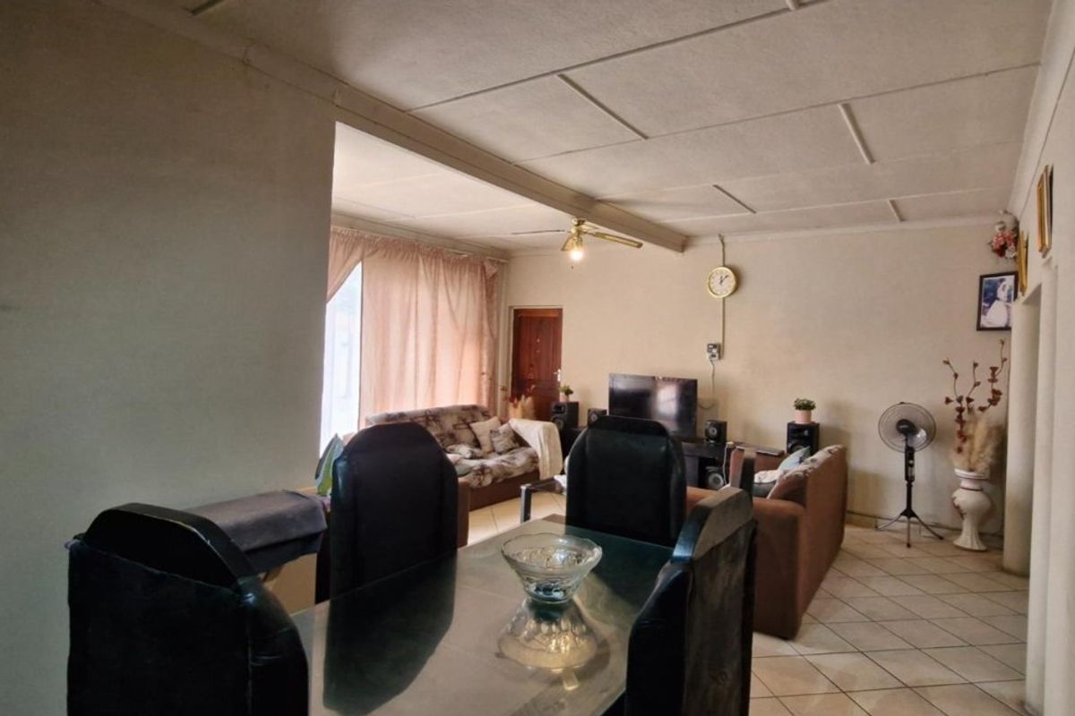Huge 4 Bedroom Home with 3 Flat lets - renting out for R22 000. - Photo 4