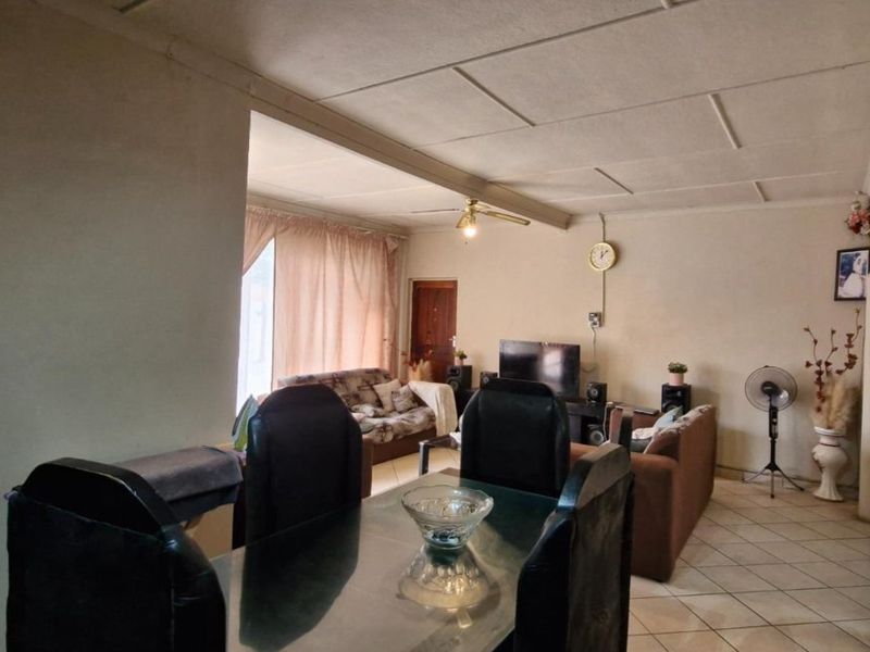 Huge 4 Bedroom Home with 3 Flat lets - renting out for R22 000. - Photo 4