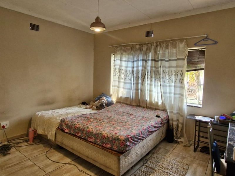 Huge 4 Bedroom Home with 3 Flat lets - renting out for R22 000. - Photo 10