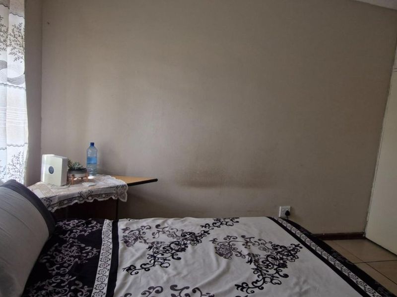 Huge 4 Bedroom Home with 3 Flat lets - renting out for R22 000. - Photo 9