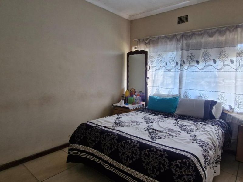 Huge 4 Bedroom Home with 3 Flat lets - renting out for R22 000. - Photo 8