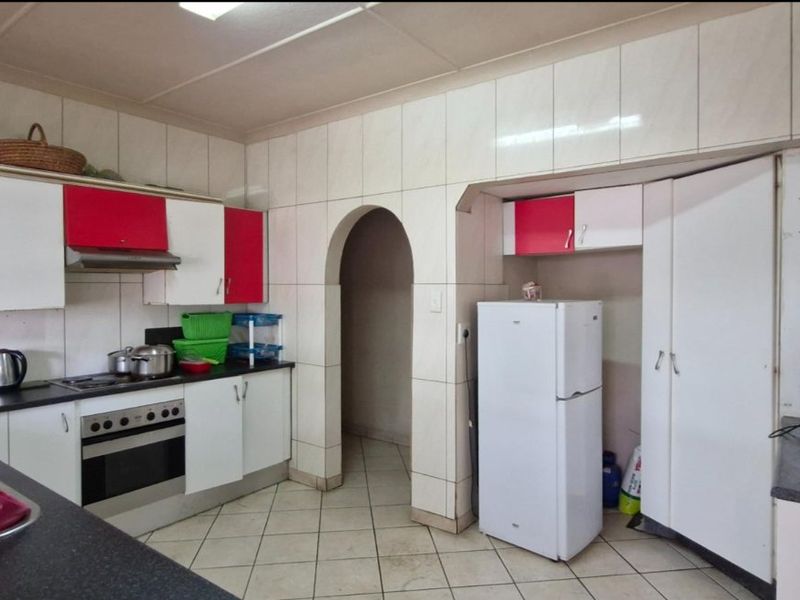 Huge 4 Bedroom Home with 3 Flat lets - renting out for R22 000. - Photo 7