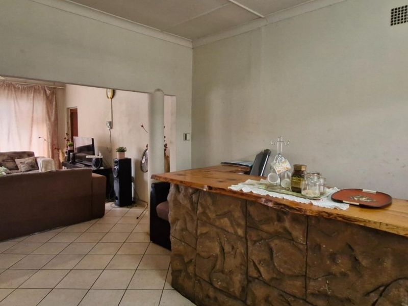 Huge 4 Bedroom Home with 3 Flat lets - renting out for R22 000. - Photo 6