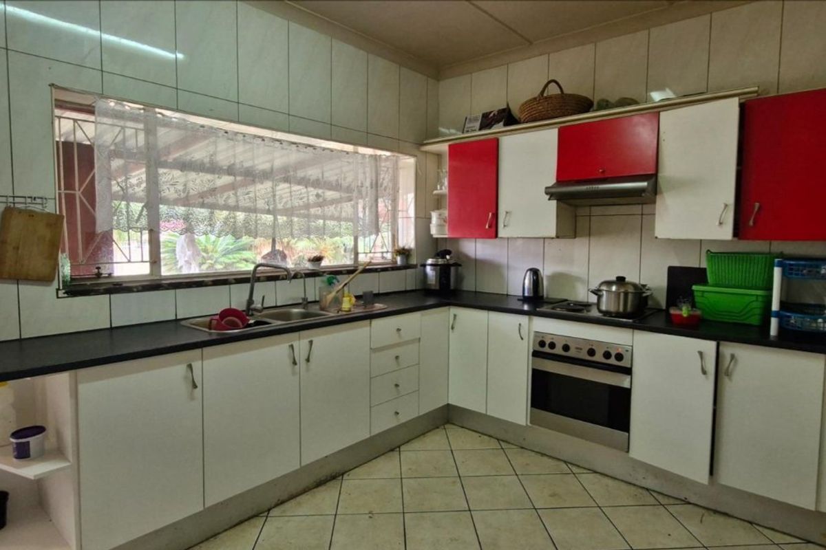 Huge 4 Bedroom Home with 3 Flat lets - renting out for R22 000. - Photo 5