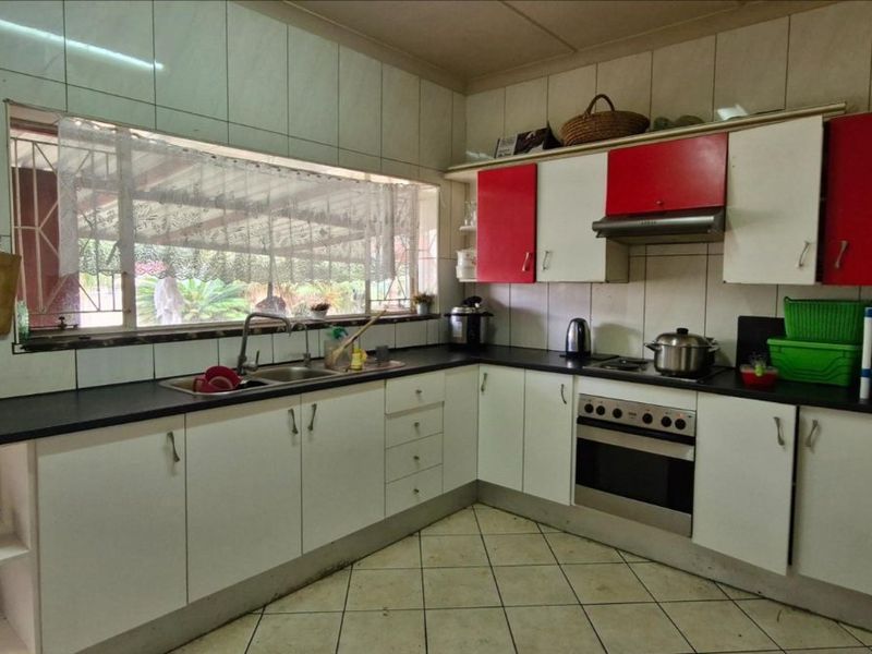 Huge 4 Bedroom Home with 3 Flat lets - renting out for R22 000. - Photo 5