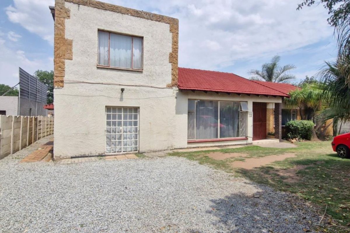 Huge 4 Bedroom Home with 3 Flat lets - renting out for R22 000. - Photo 2