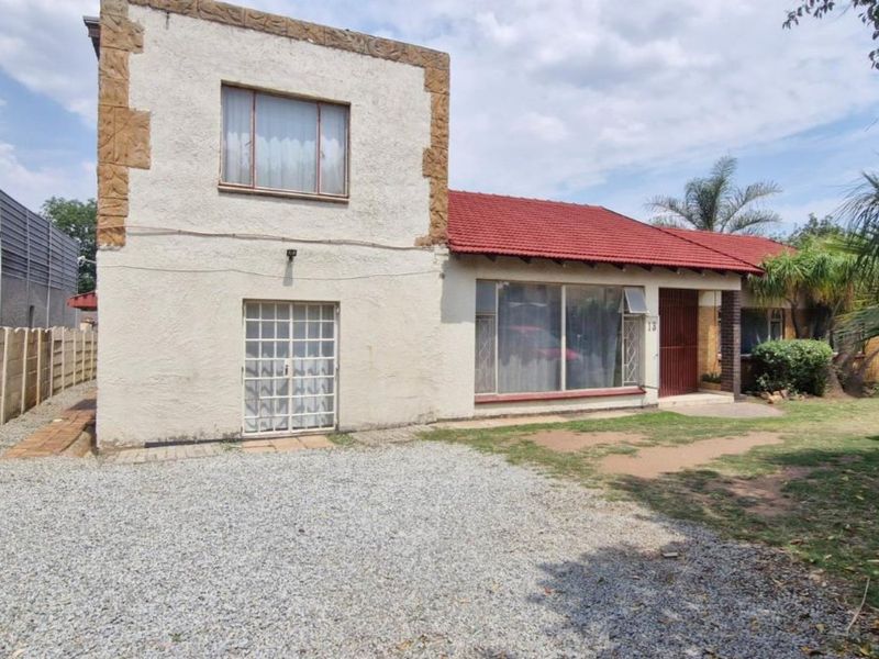 Huge 4 Bedroom Home with 3 Flat lets - renting out for R22 000. - Photo 2