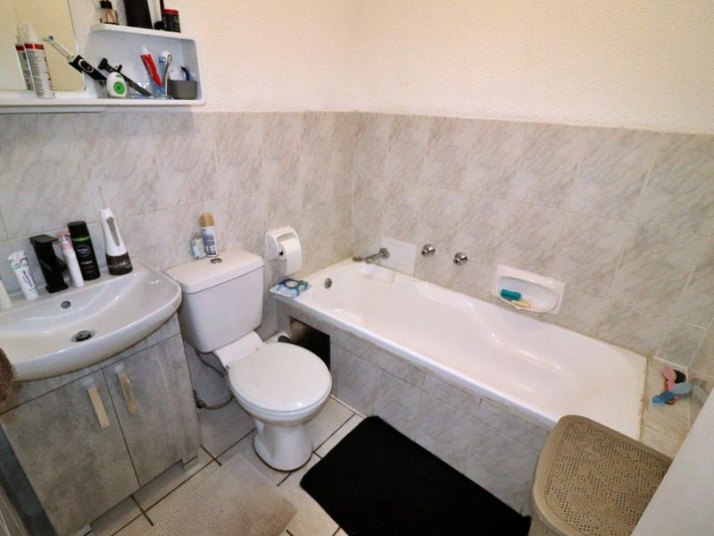 2 Bedroom, 2 Bathroom Modern Unit in Primrose Hill - Photo 9