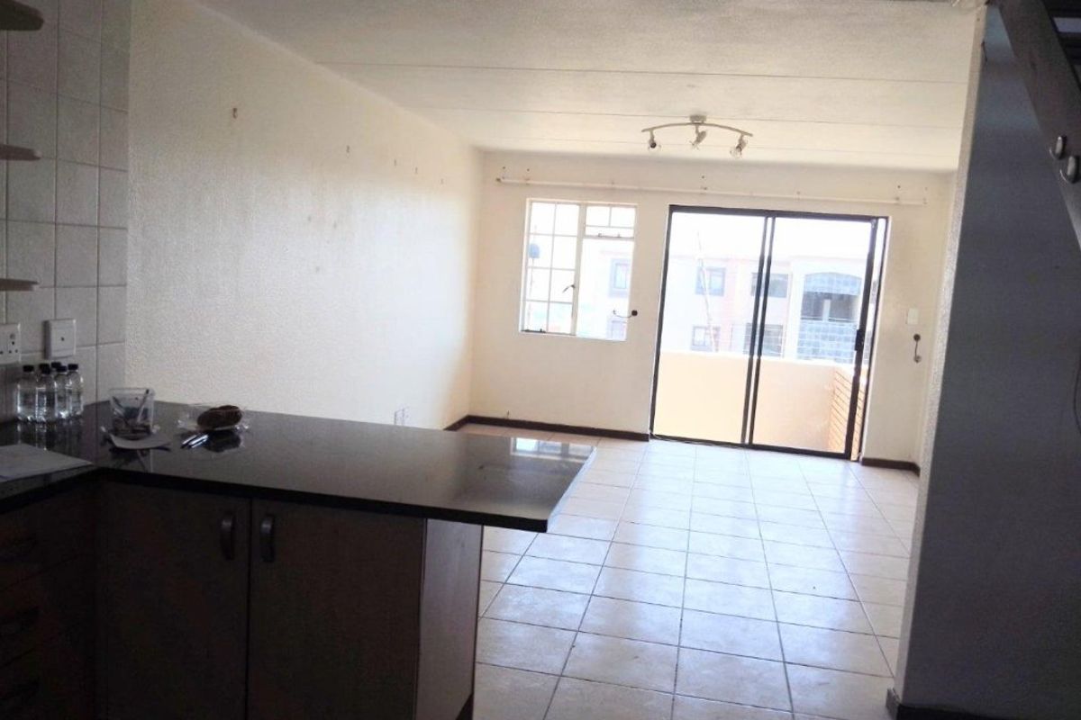 Modern North-facing duplex with city view - Photo 4