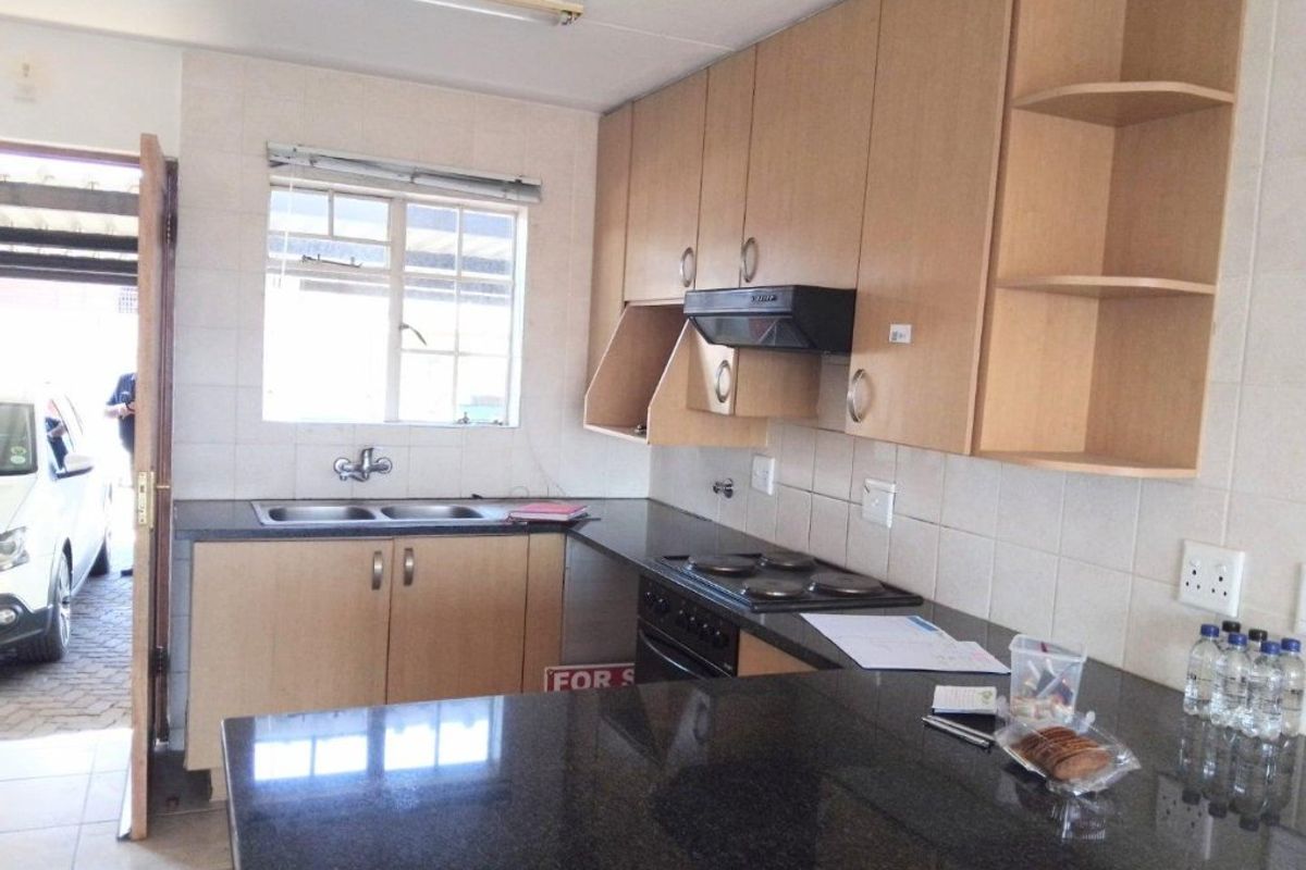 Modern North-facing duplex with city view - Photo 3