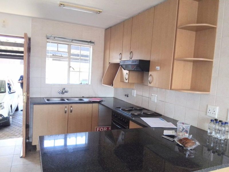 Modern North-facing duplex with city view - Photo 3