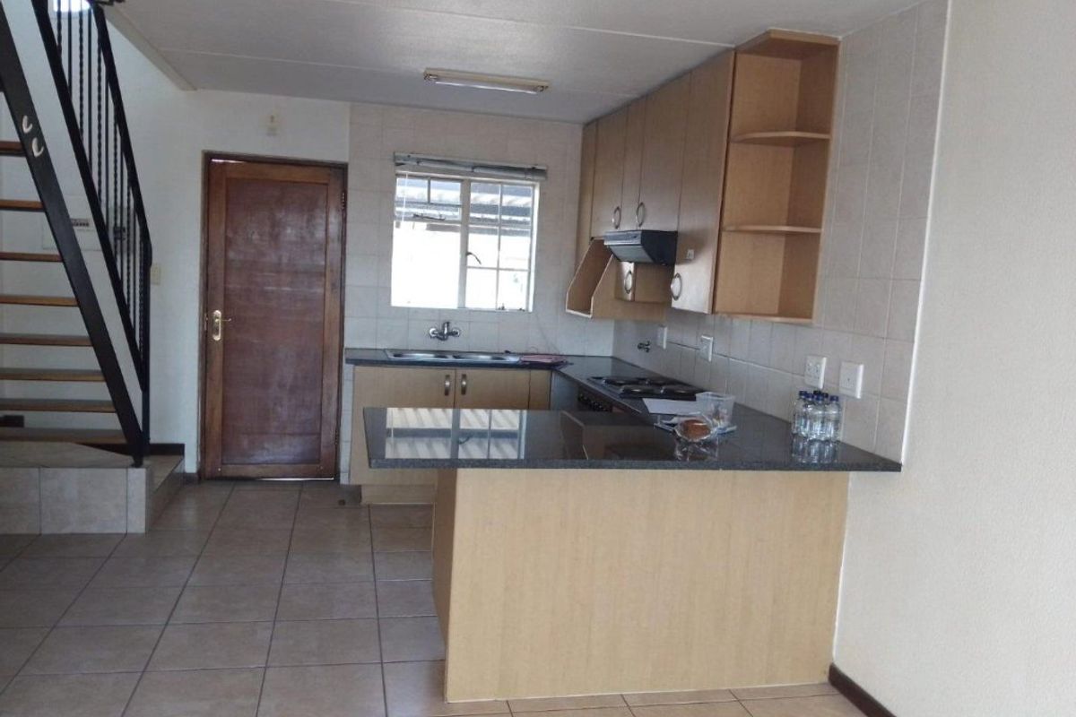 Modern North-facing duplex with city view - Photo 2