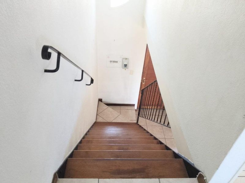 Modern North-facing duplex with city view - Photo 9