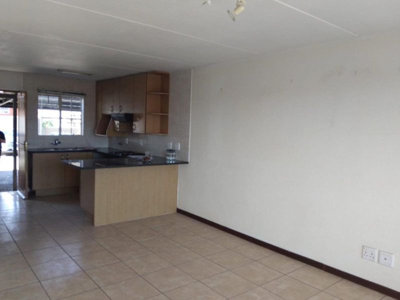 Modern North-facing duplex with city view - Photo 8