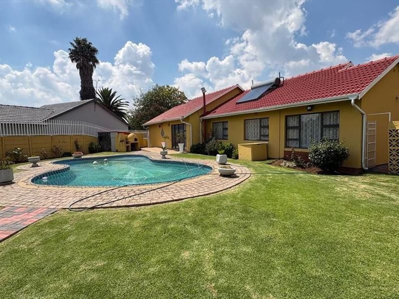 Spacious Family Home with Modern Comforts - Photo 3