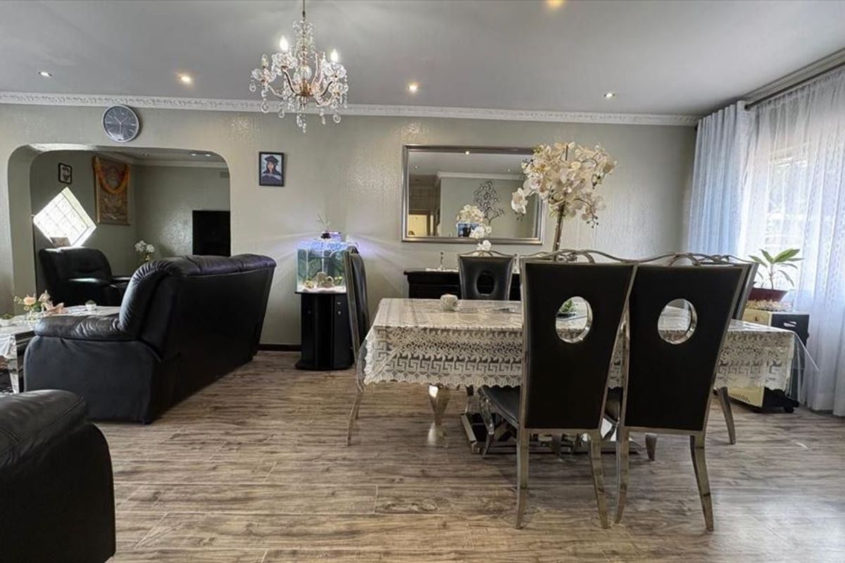 Spacious Family Home with Modern Comforts - Photo 2