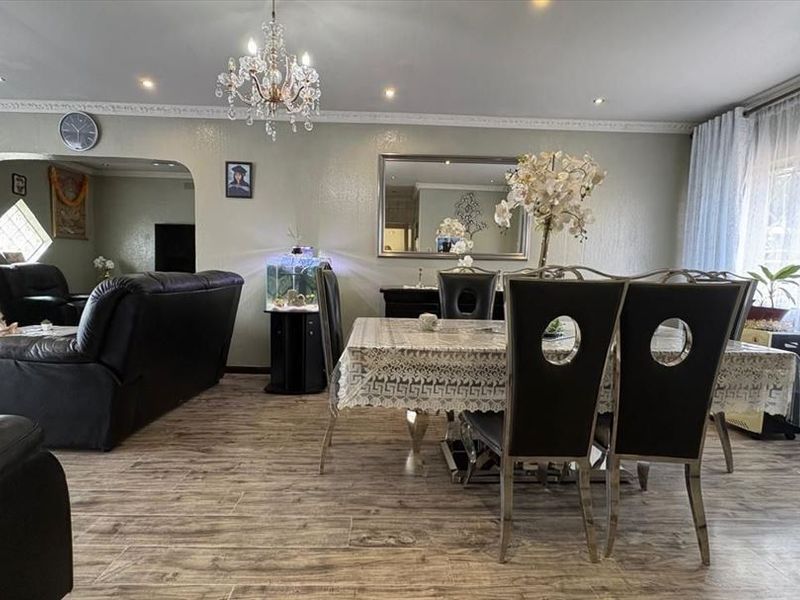 Spacious Family Home with Modern Comforts - Photo 2