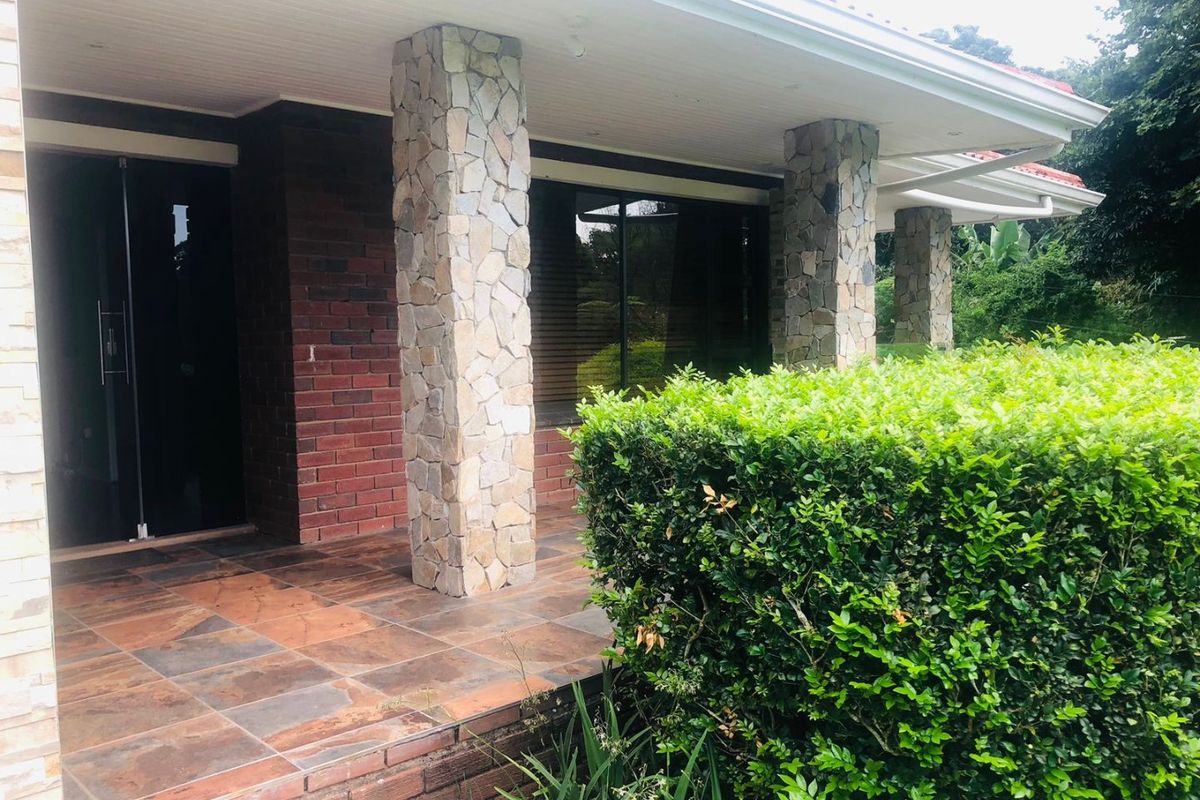 4 Bedrooms, 2 Bathrooms House For Sale In Kloof, Durban - Photo 2