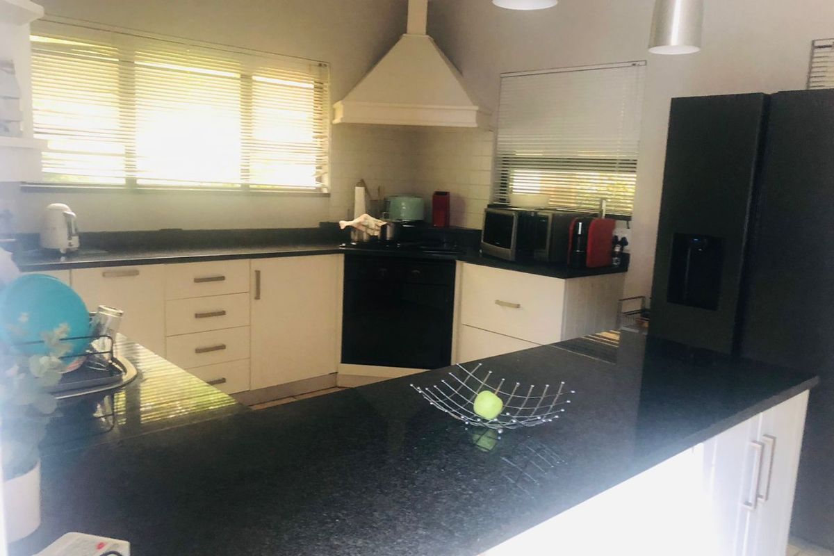 4 Bedrooms, 2 Bathrooms House For Sale In Kloof, Durban - Photo 4