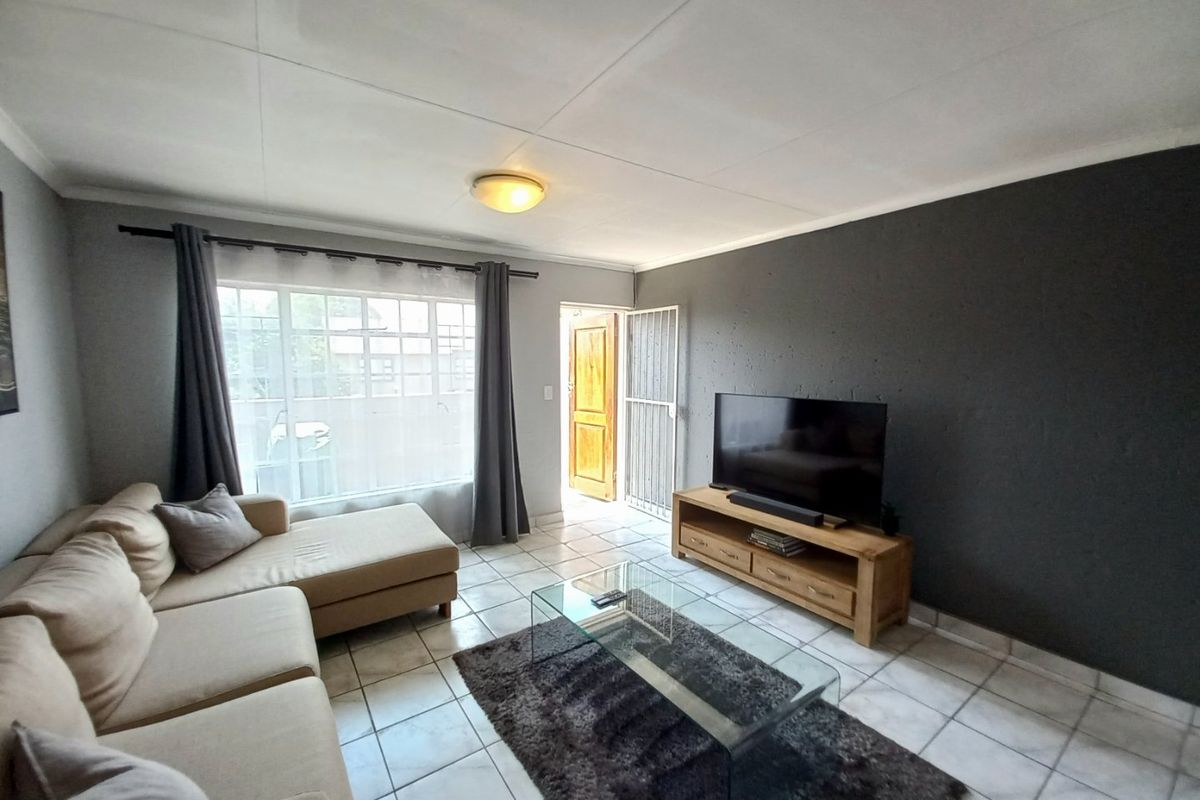 Secure and Stylish 2-Bedroom Upstairs Apartment Offering Comfortable Living in Eden Glen - Photo 5