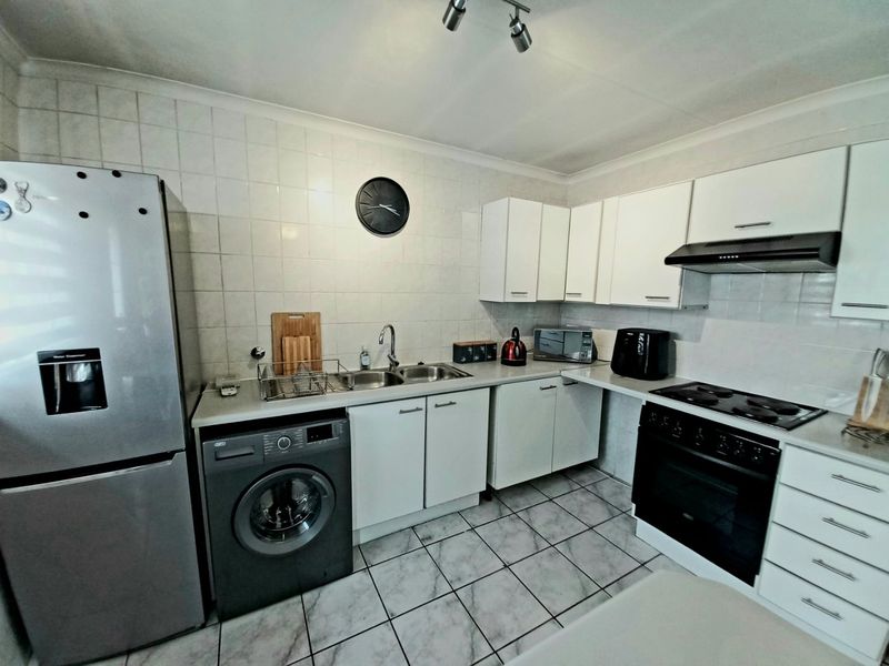 Secure and Stylish 2-Bedroom Upstairs Apartment Offering Comfortable Living in Eden Glen - Photo 4