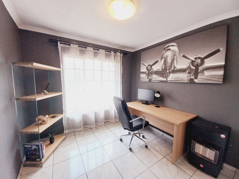 Secure and Stylish 2-Bedroom Upstairs Apartment Offering Comfortable Living in Eden Glen - Photo 10