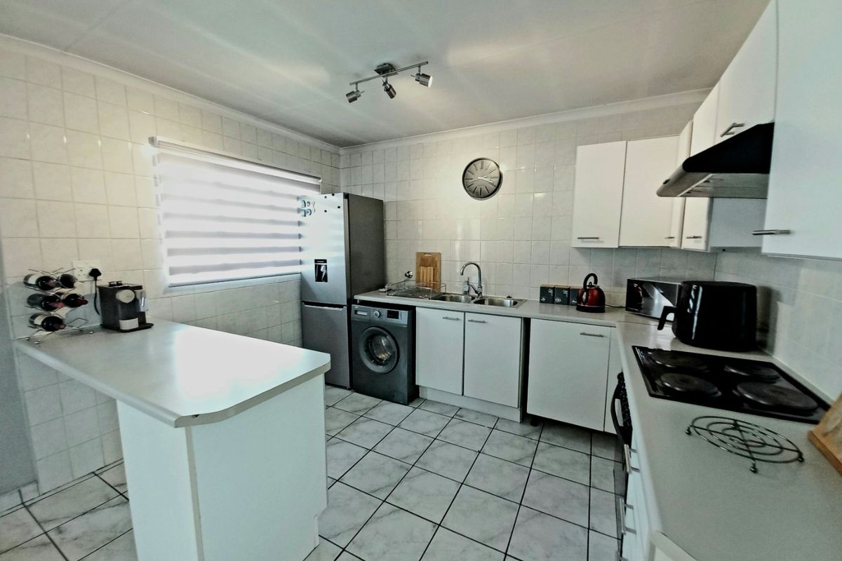 Secure and Stylish 2-Bedroom Upstairs Apartment Offering Comfortable Living in Eden Glen - Photo 3