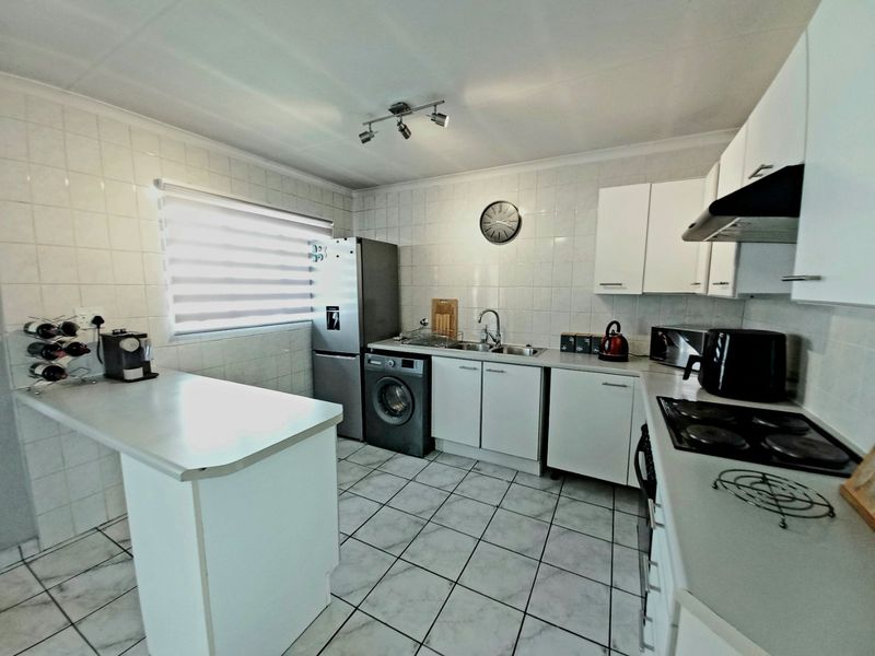 Secure and Stylish 2-Bedroom Upstairs Apartment Offering Comfortable Living in Eden Glen - Photo 3