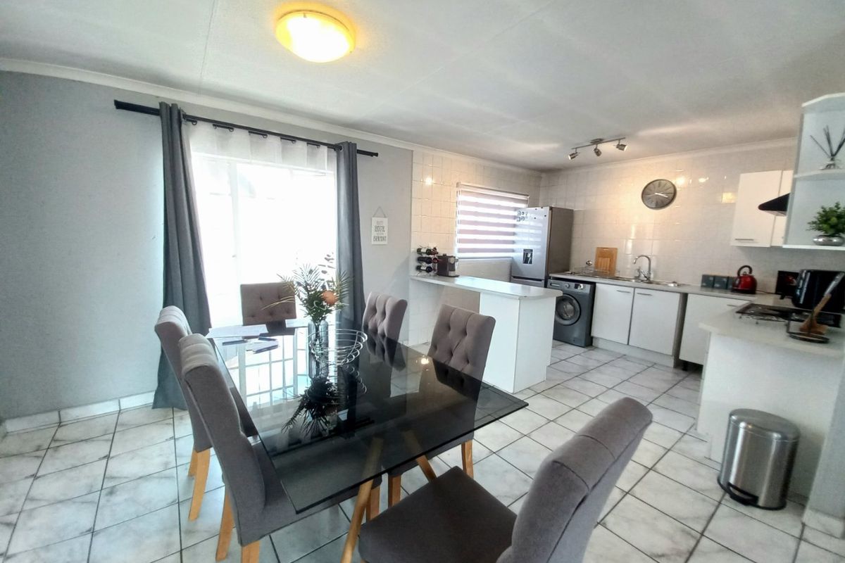 Secure and Stylish 2-Bedroom Upstairs Apartment Offering Comfortable Living in Eden Glen - Photo 2