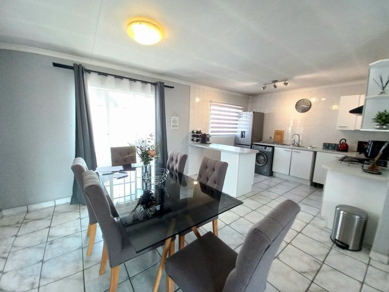 Secure and Stylish 2-Bedroom Upstairs Apartment Offering Comfortable Living in Eden Glen - Photo 2