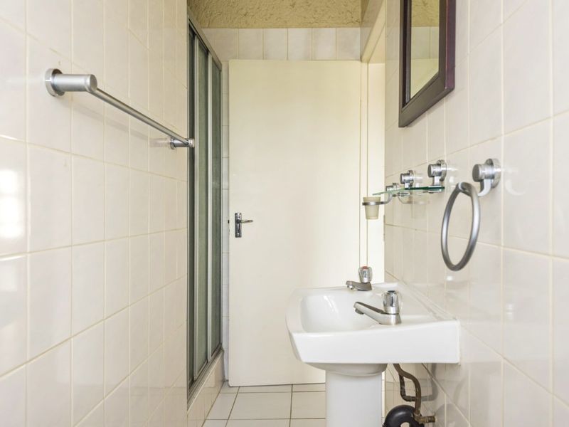 Light-Filled & Secure 2 Bedroom Townhouse – Pet Friendly! - Photo 8